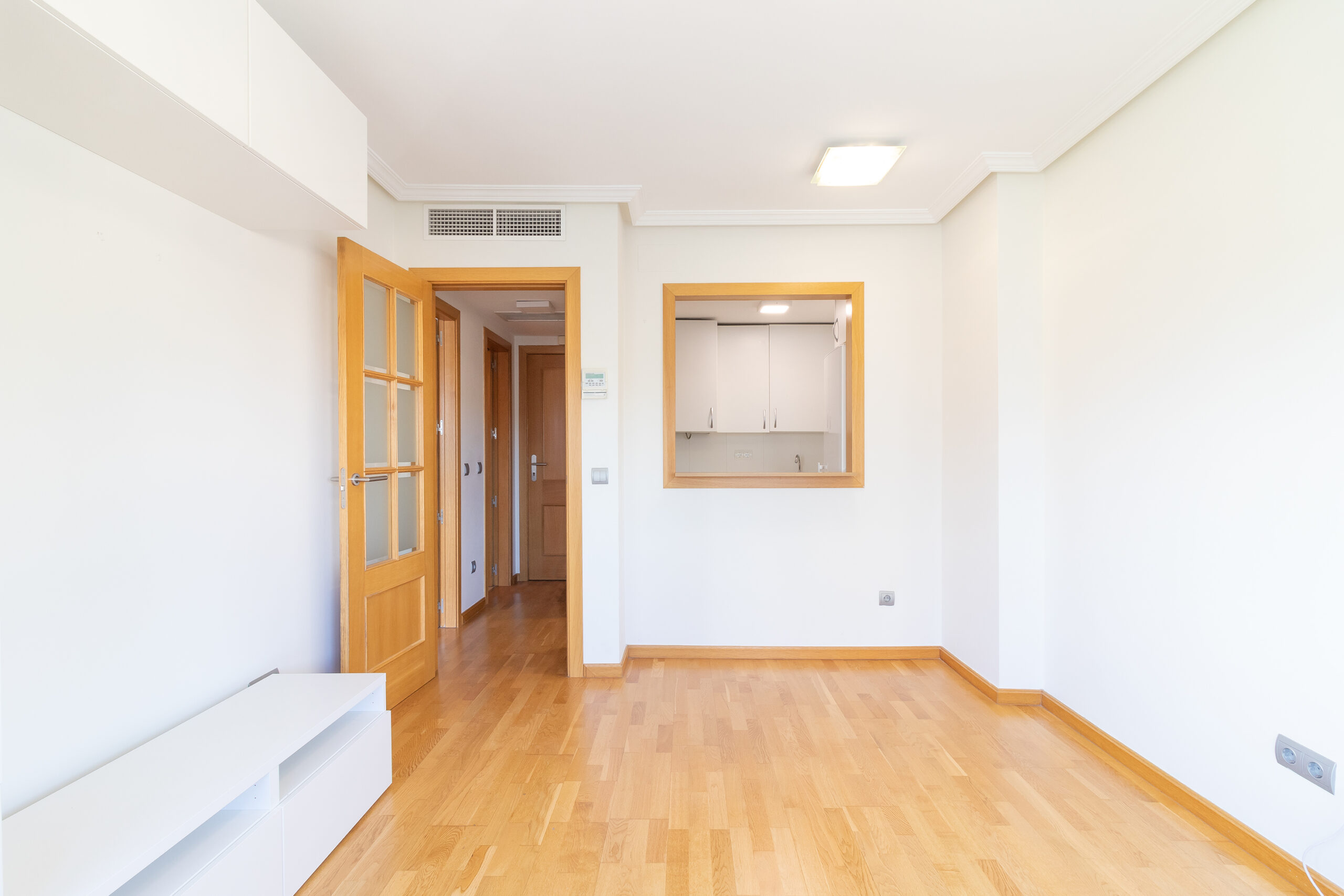 Salón con acceso a cocina